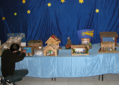 Wystawa szopek świątecznych wykonanych przez uczniów klas II gimnazjum