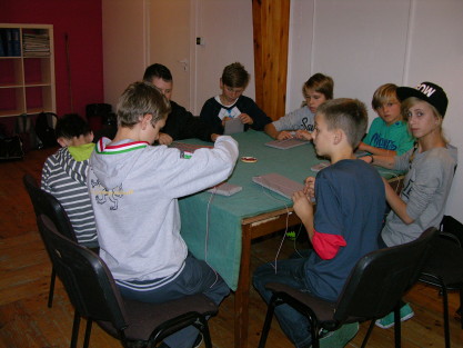 Udział młodzieży w zajęciach prowadzonych przez Stowarzyszenie "Akademia Łucznica" w Łucznicy koło Pilawy.