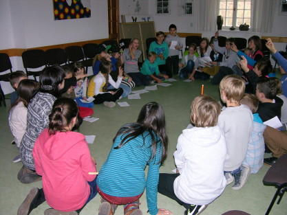 Udział młodzieży w zajęciach prowadzonych przez Stowarzyszenie "Akademia Łucznica" w Łucznicy koło Pilawy.