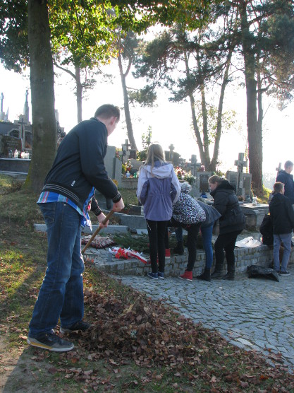 Młodzież z naszej szkoły sprząta groby żołnierskie