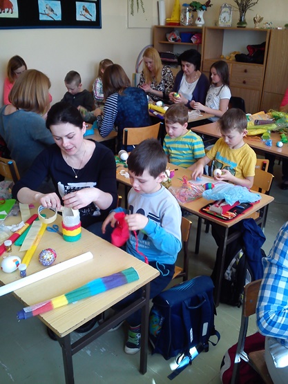 Warsztaty artystyczne w klasie IIa. Uczniowie wraz z rodzicami wykonywali ozdoby wielkanocne.