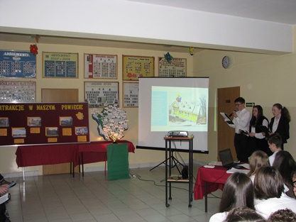 Dzień projektów gimnazjalnych - uczniowie klas drugich gimnazjum przedstawili dorobek swojej pracy