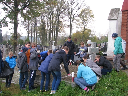 Uczniowie naszej szkoły troszczą się o groby żołnierzy polskich poległych w II wojnie światowej