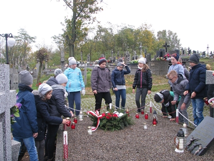 Uczniowie naszej szkoły troszczą się o groby żołnierzy polskich poległych w II wojnie światowej