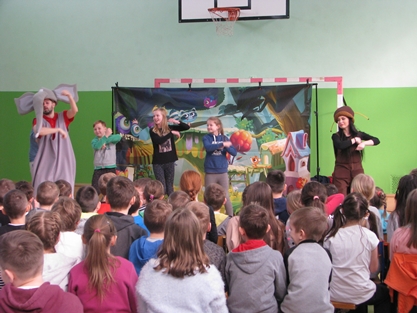 Gościliśmy w naszej szkole aktorów Grupy T z Torunia, którzy zaprezentowali uczniom spektakl edukacyjny pt."Magiczny kapelusz"