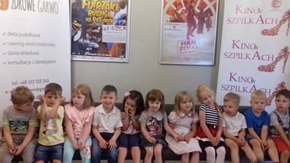 Wycieczka 3-latków do kina w Garwolinie na film pt: "Kaczki z gęsiej paczki"