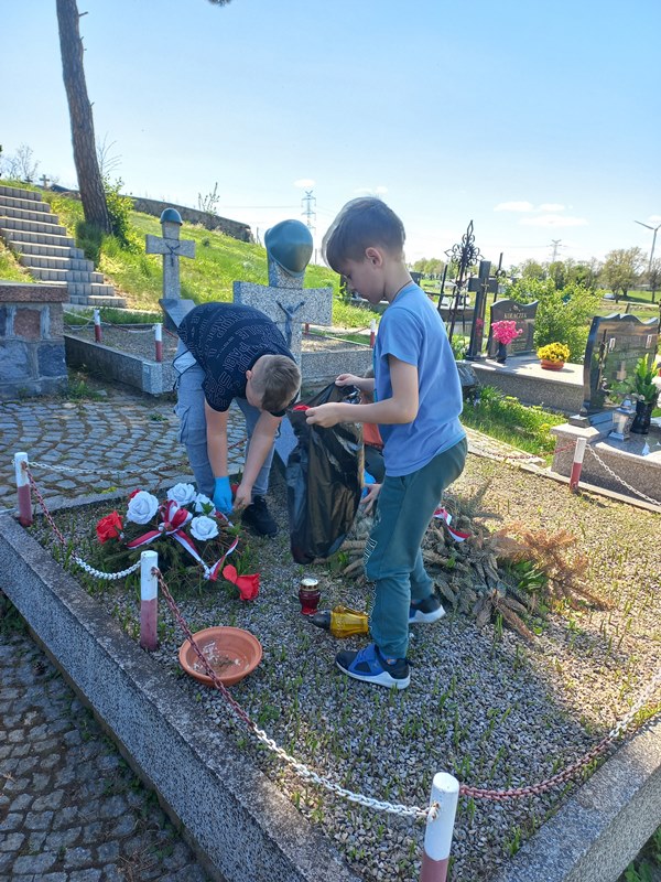 Klasa II b sprząta groby żołnierskie