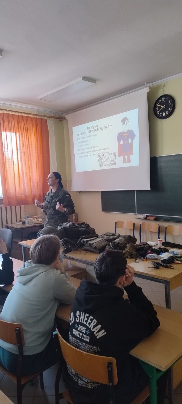 „Edukacja z wojskiem”